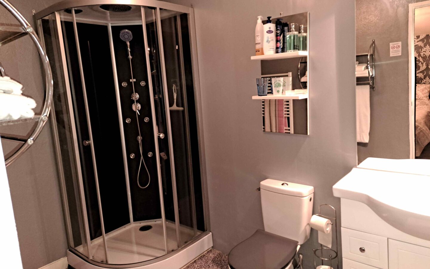 House Of 6 Bedrooms With Renovated Features In [location]