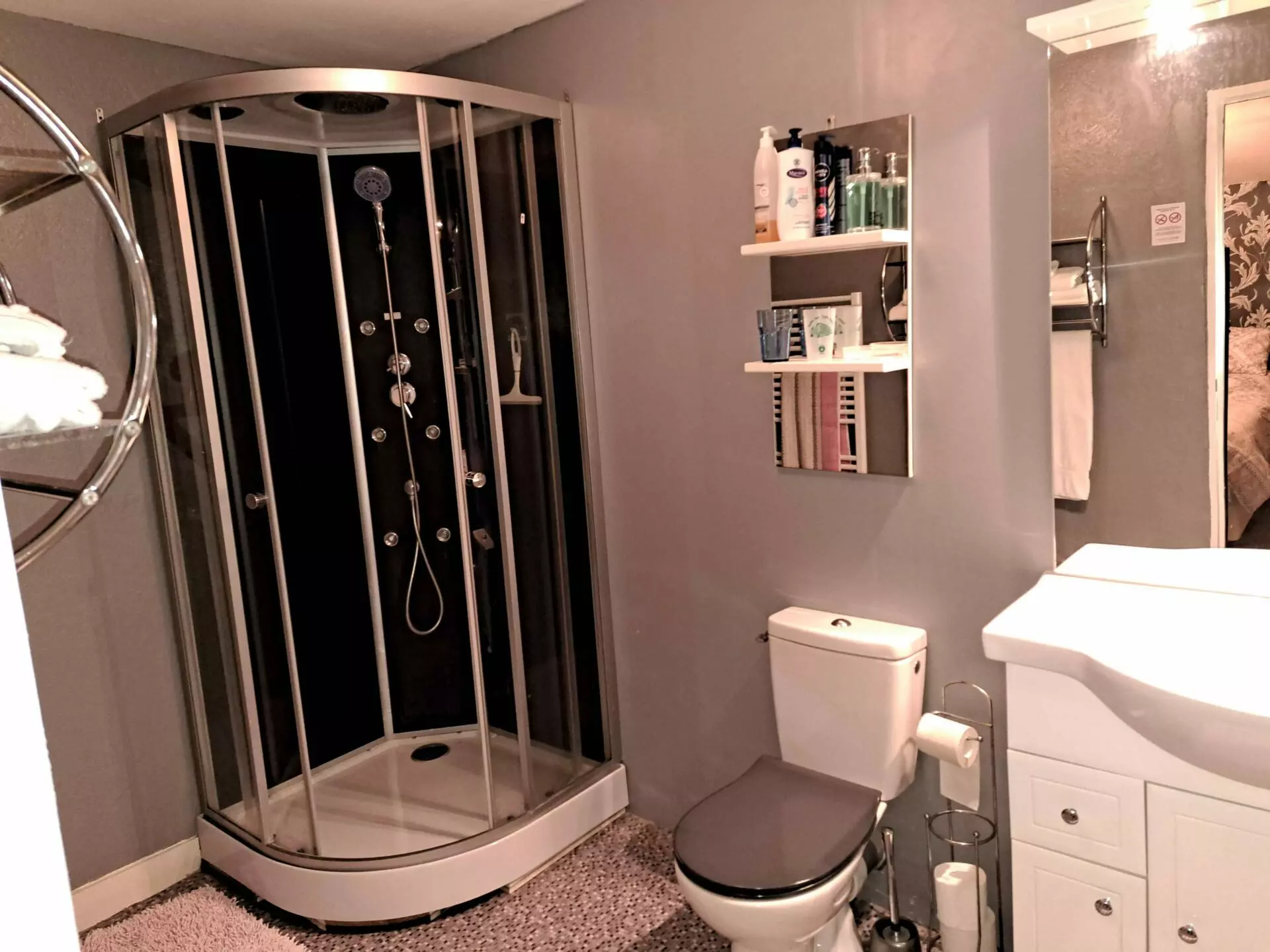 House Of 6 Bedrooms With Renovated Features In [location]