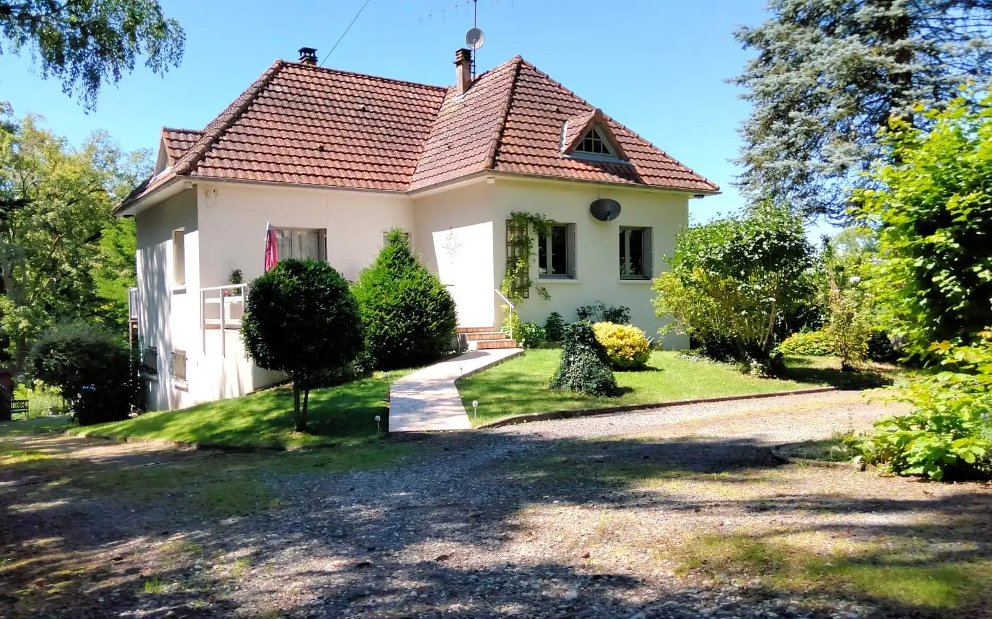 5-bedroom Country House In Pressac, France (156 M²)