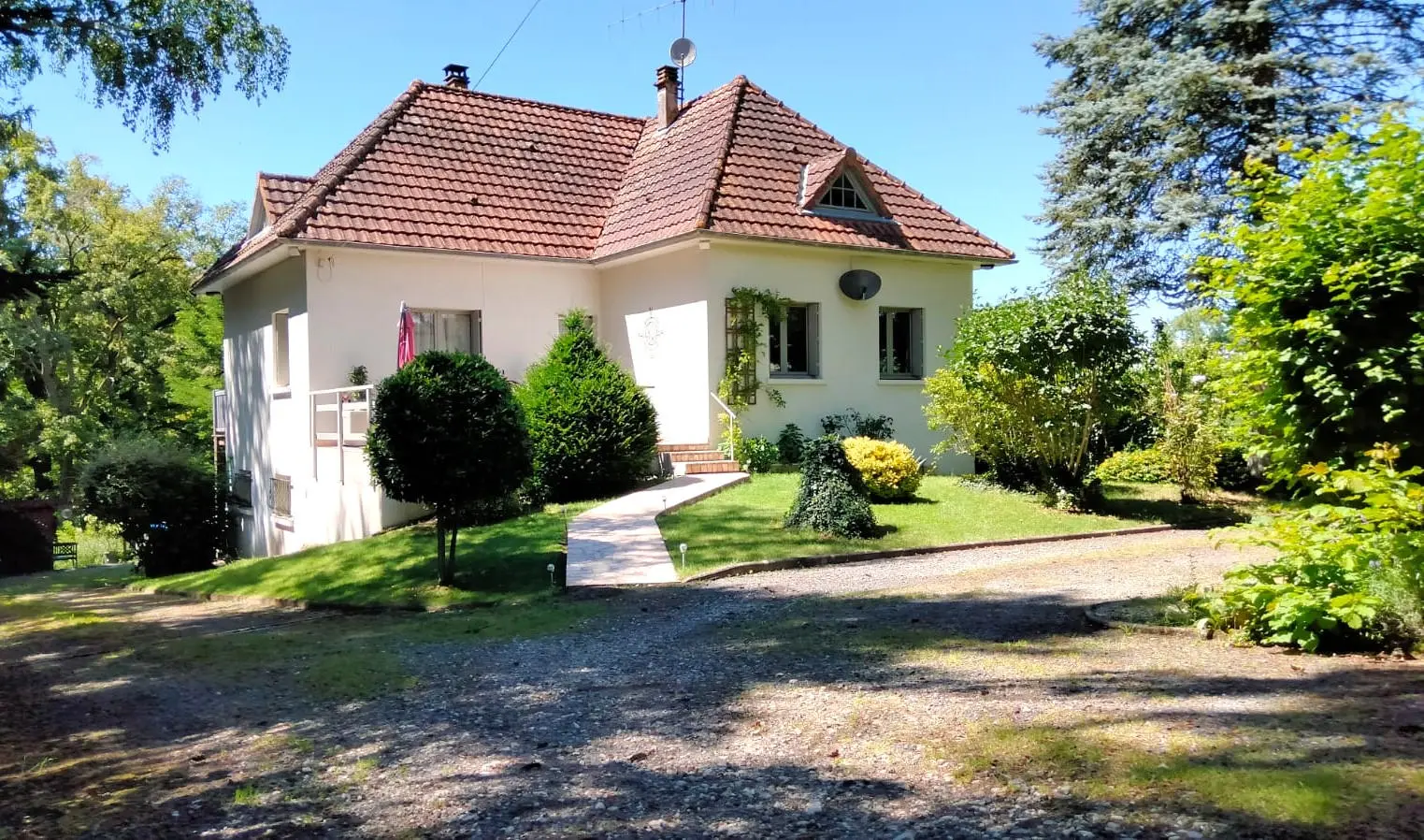 5-bedroom Country House In Pressac, France (156 M²)