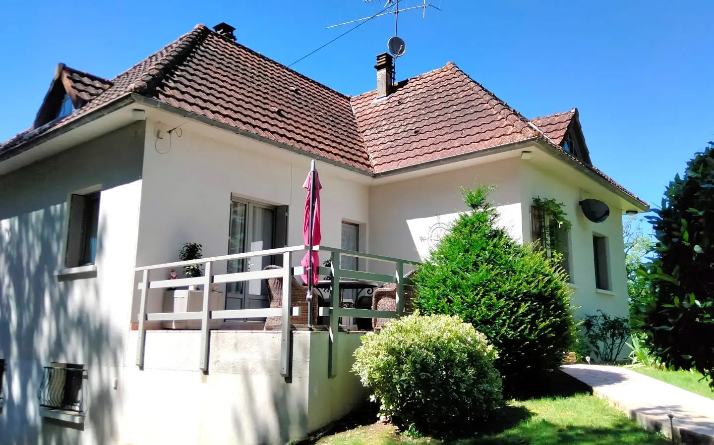 5-bedroom Country House In Pressac, France (156 M²)