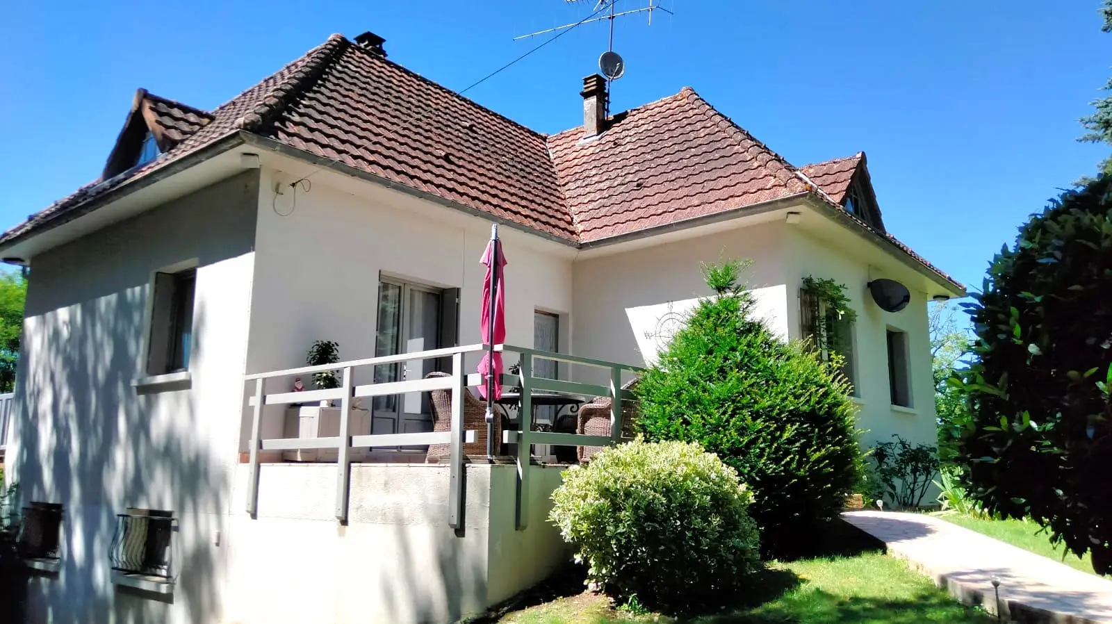 5-bedroom Country House In Pressac, France (156 M²)