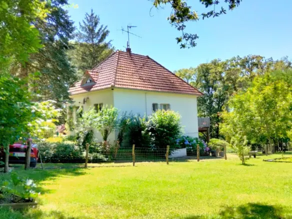 5-bedroom Country House In Pressac, France (156 M²)