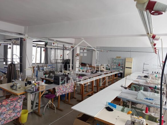 Industrial Property Of [size] With [features] In [location]