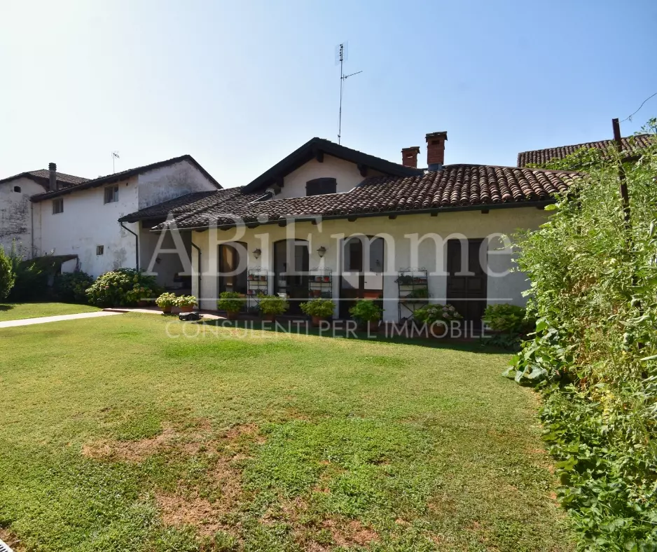 1 Villa Of 230 M² With Garden In Cavallermaggiore