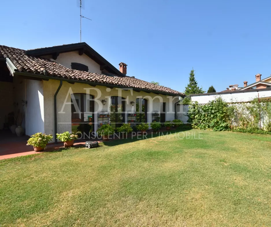 2 Villa Of 230 M² With Garden In Cavallermaggiore