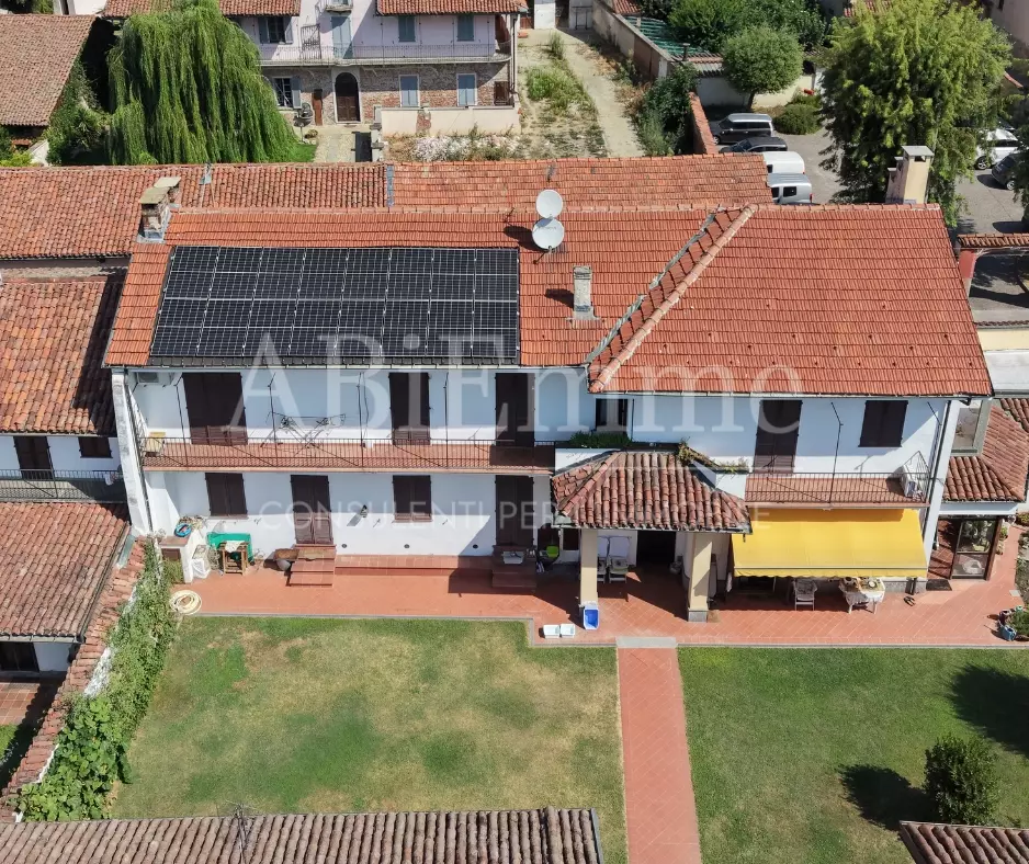 3 Villa Of 230 M² With Garden In Cavallermaggiore