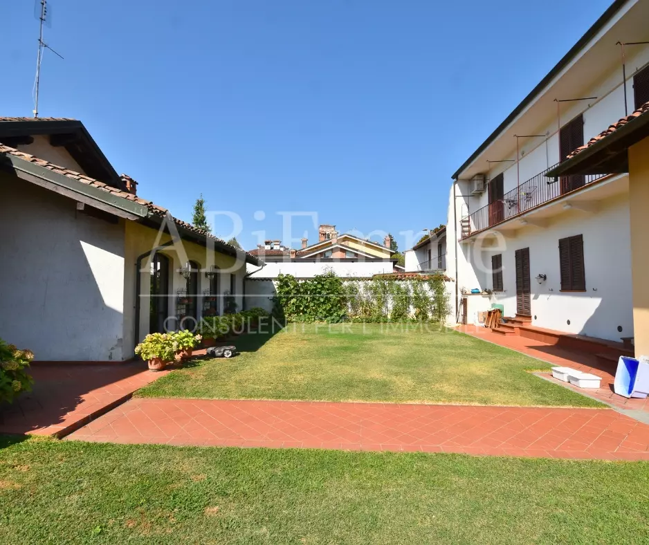 4 Villa Of 230 M² With Garden In Cavallermaggiore