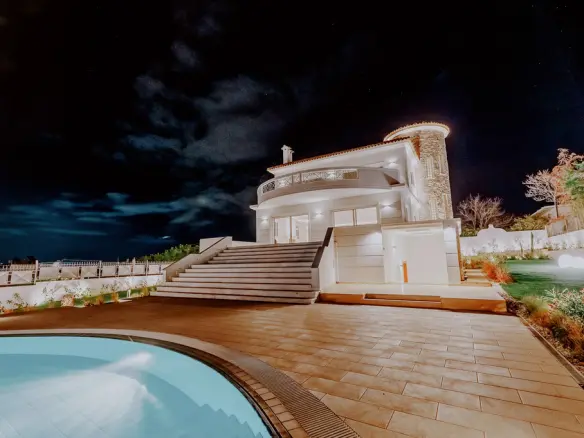 7-bedroom Villa In Kalivia Thorikou, Greece (810 M²)