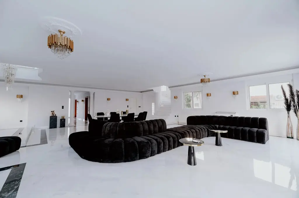 Villa Of 810 M² In Athens