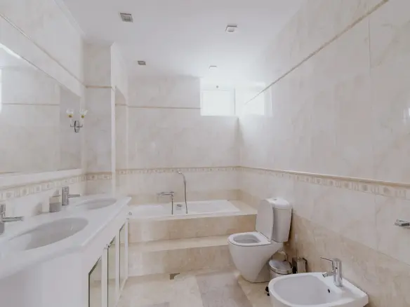 7-bedroom Villa In Kalivia Thorikou, Greece (810 M²)