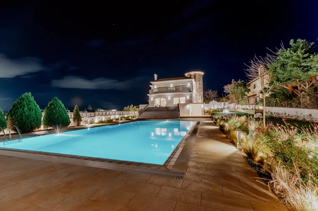 Villa Of 810 M² In Athens