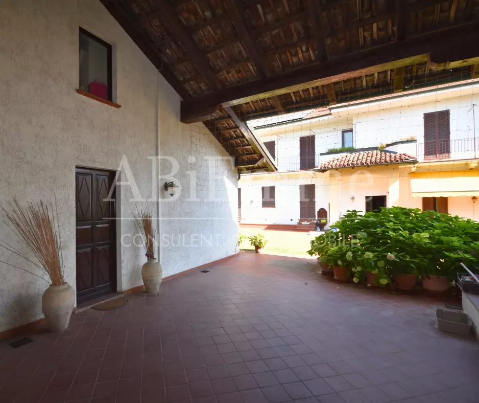 7 Villa Of 230 M² With Garden In Cavallermaggiore