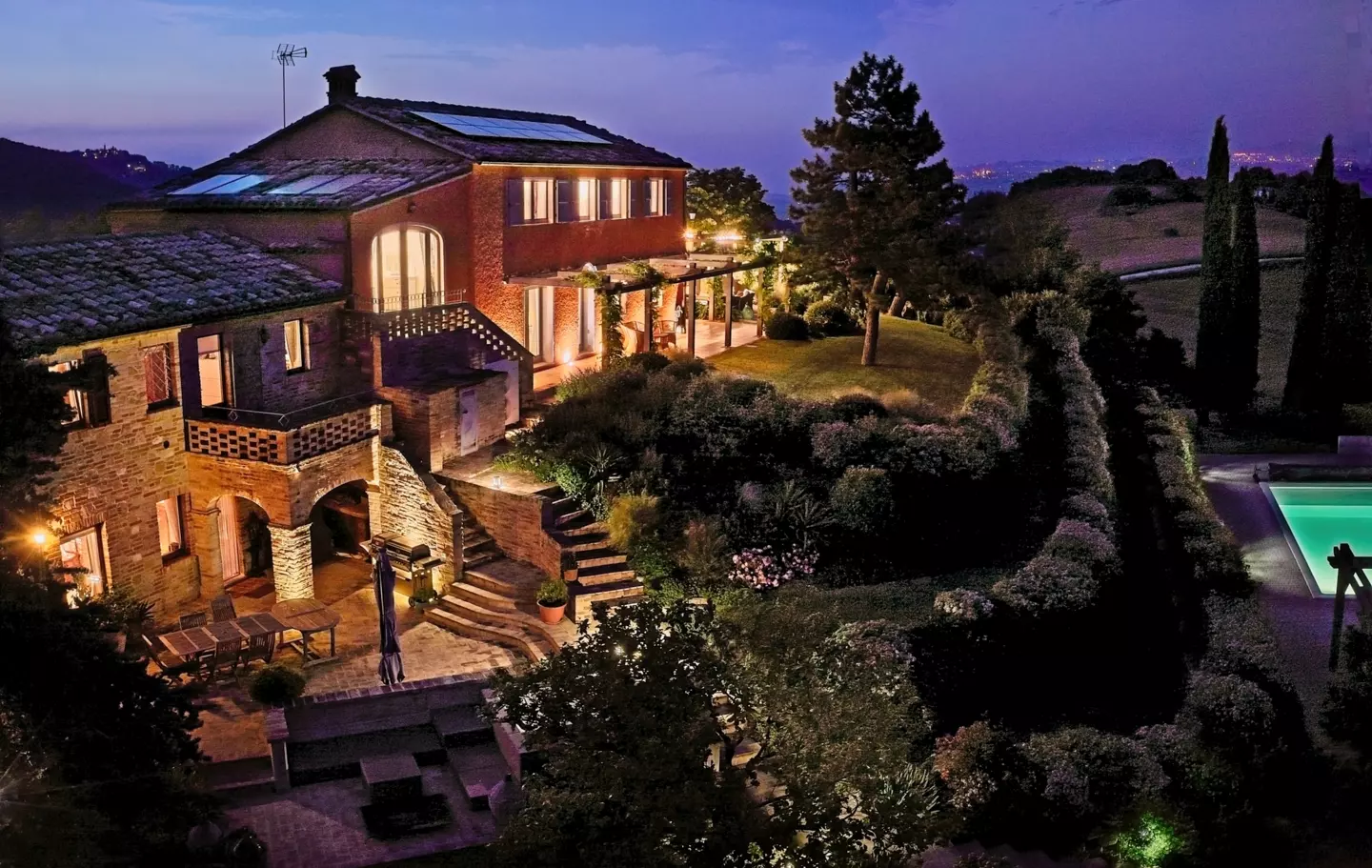 Farmhouse Of 200 M² With Restored Features In Rural Charm