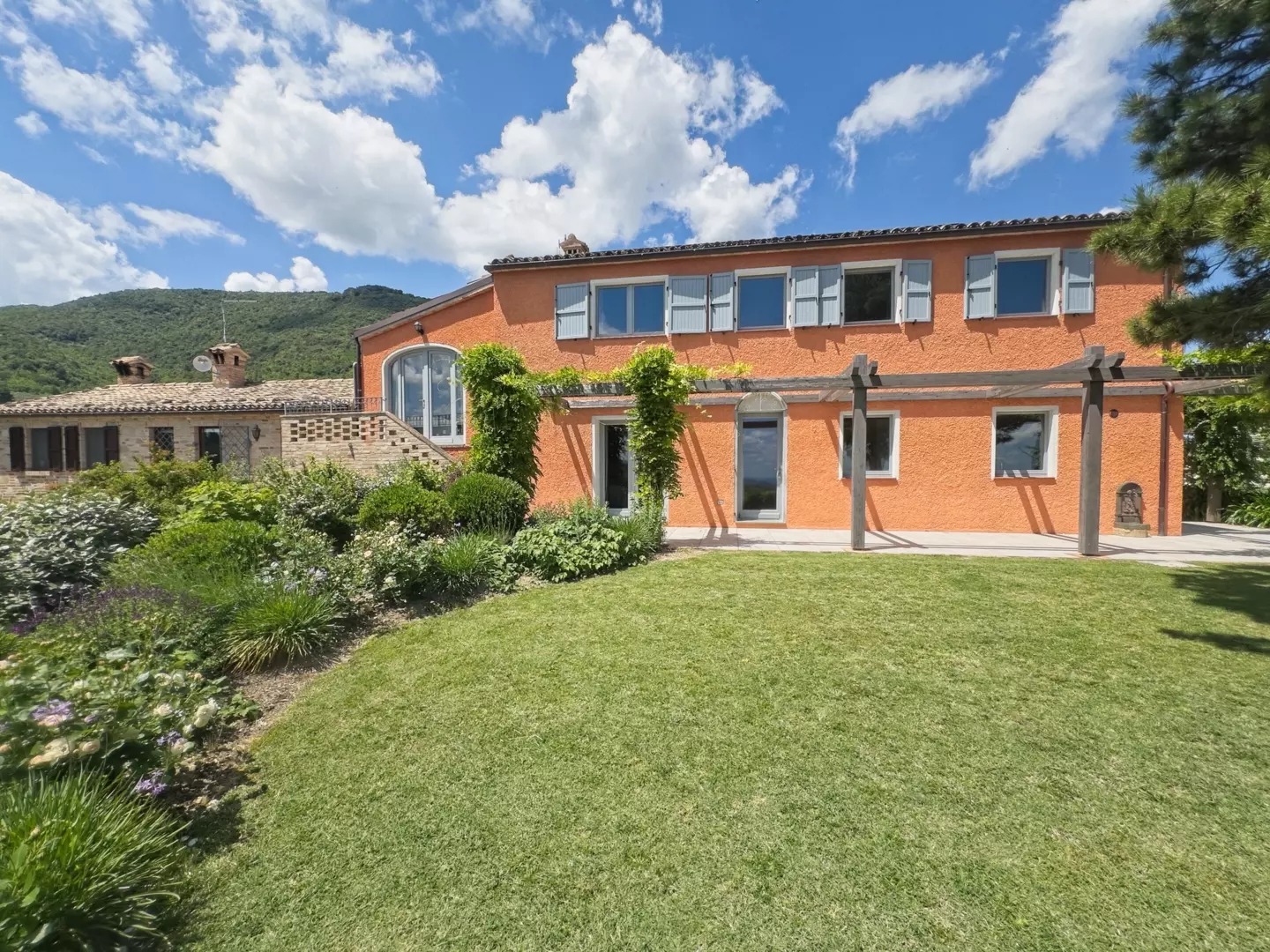 Farmhouse Of 200 M² With Restored Features In Rural Charm