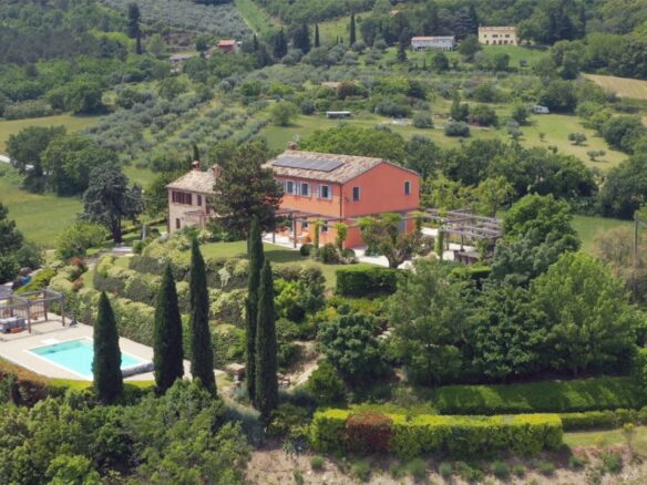 Farmhouse Of 200 M² With Restored Features In Rural Charm