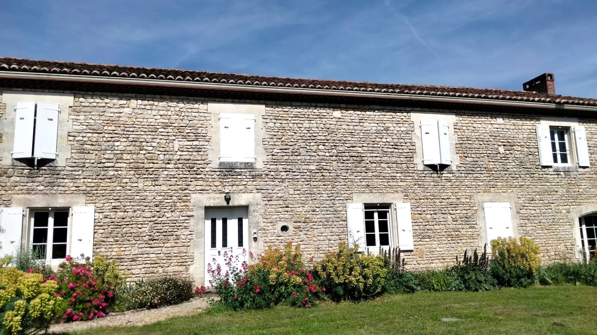 Old Stone Longère Of 250 M² With Guesthouse, Barn, Pool, And Views Near Angoulême