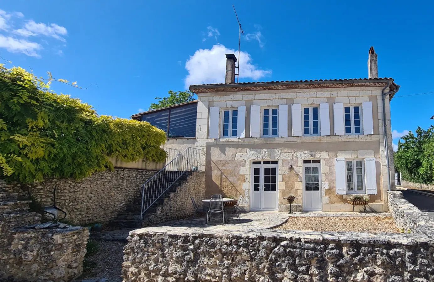 7-bedroom House In Saint-romain, France (198 M²)