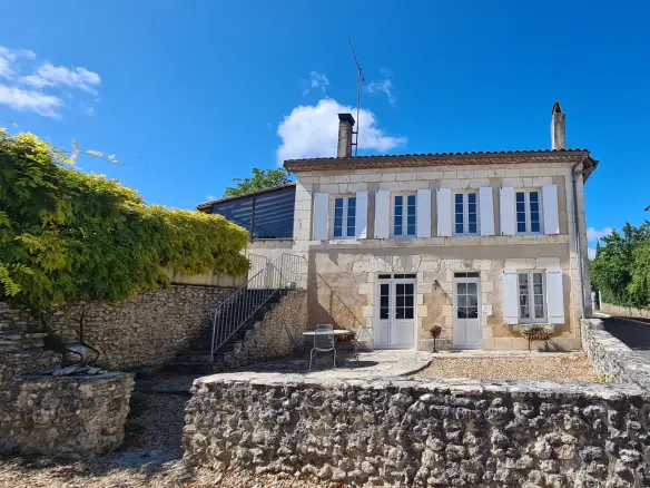 7-bedroom House In Saint-romain, France (198 M²)