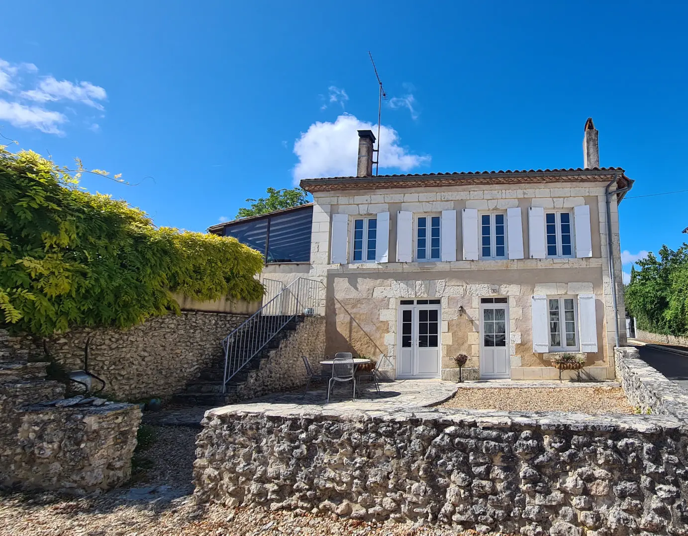Village House Of 300 M² With 2 Guest Houses And Swimming Pool In [location]