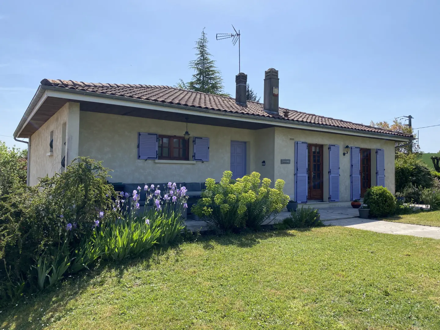 Four-bedroom Village Property Of 200 M² With Pool And Mature Gardens In Sunnyvale