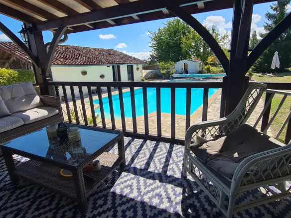 7-bedroom House In Saint-romain, France (198 M²)