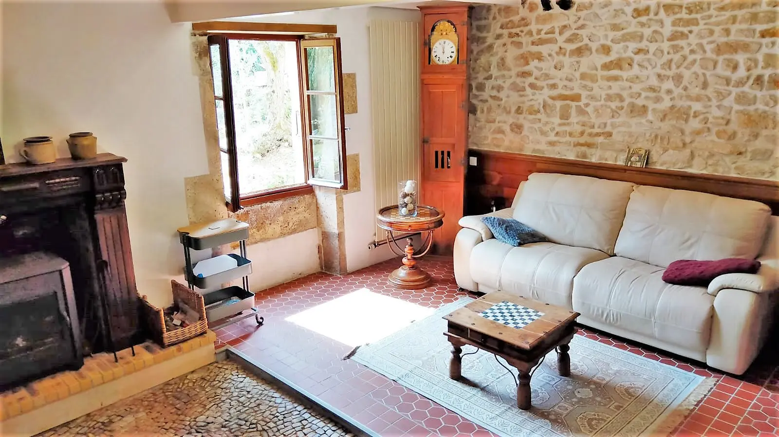 Stone Mill Of 0 M² With River And Barn In Charente
