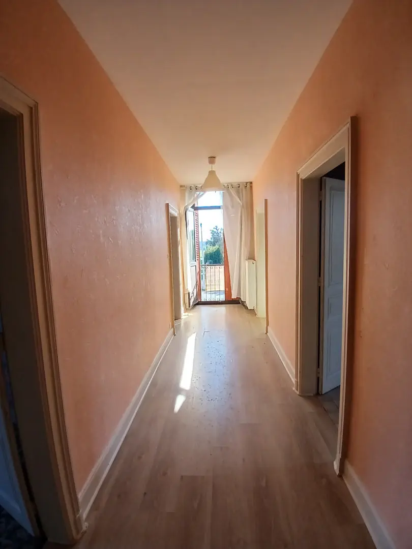 House Of 500 M² With Garden And Garages In Rural Area