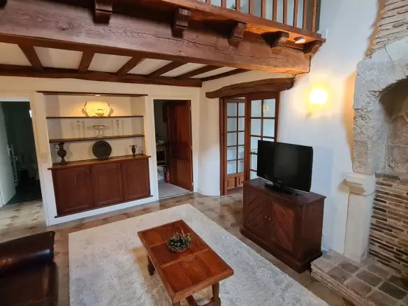 7-bedroom House In Saint-romain, France (198 M²)
