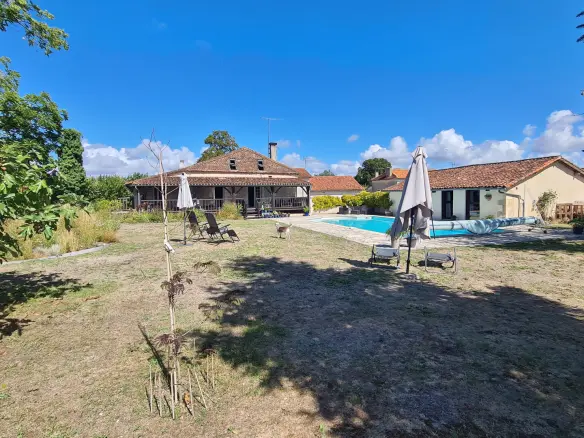 7-bedroom House In Saint-romain, France (198 M²)