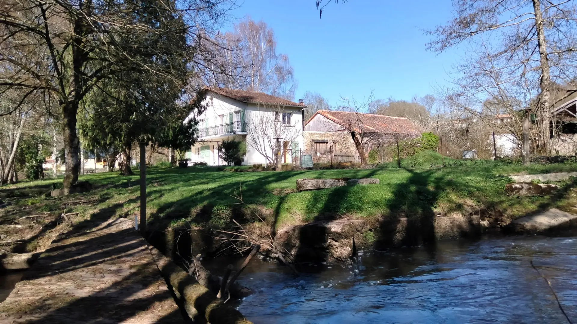 House Of 4 Bedrooms With River Views, Barns, Water Sports In Riverside Village