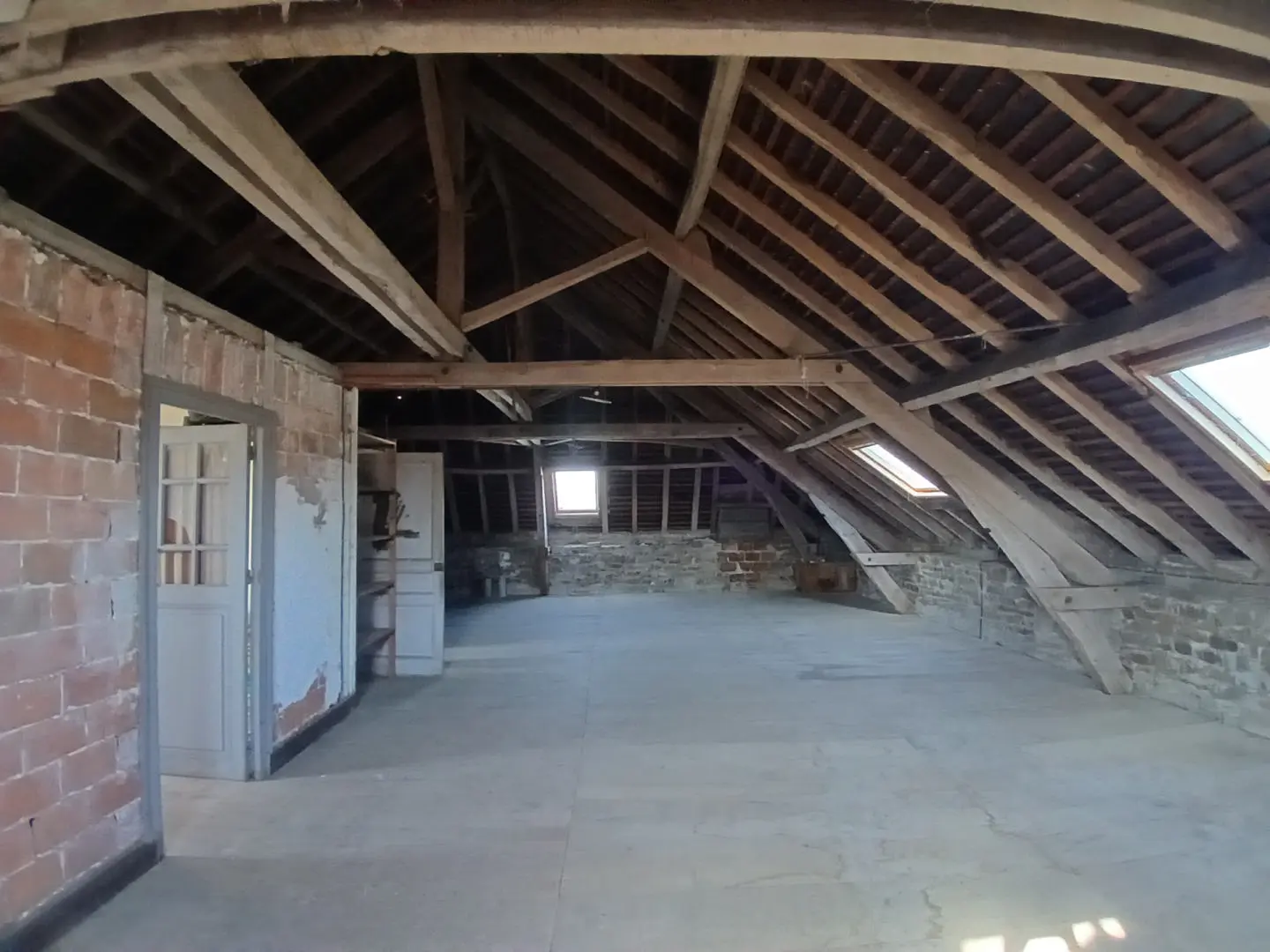 House Of 500 M² With Garden And Garages In Rural Area