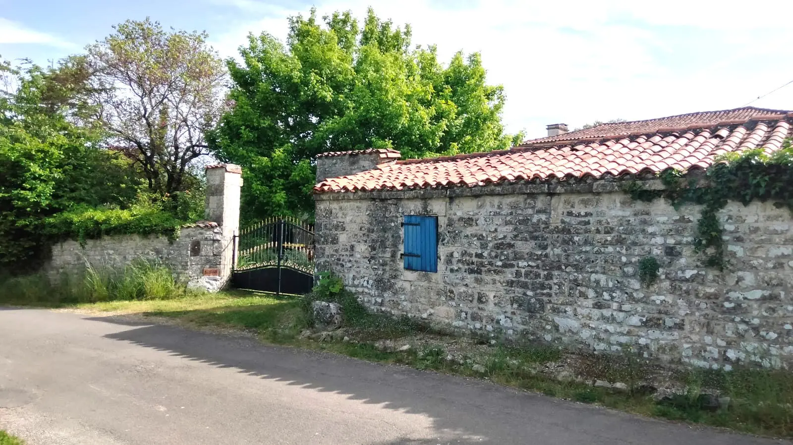 Country House Of 3 M² With 3 Bedrooms, Gîte, Pool, Outbuildings In Fontenille