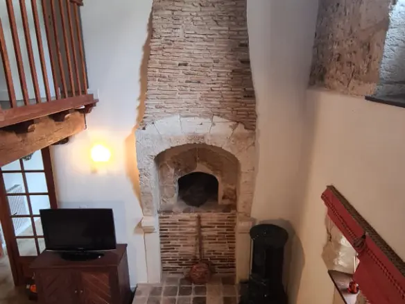 7-bedroom House In Saint-romain, France (198 M²)