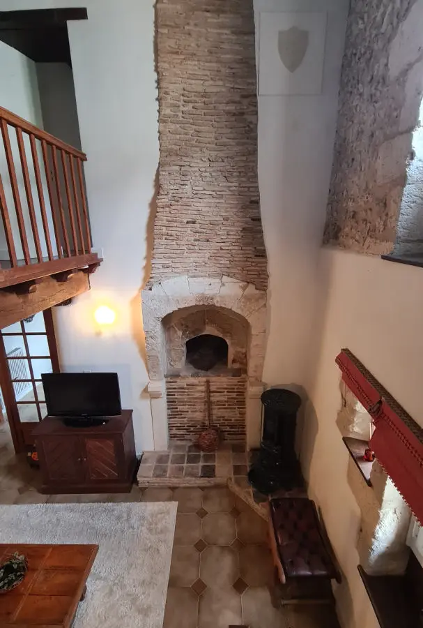7-bedroom House In Saint-romain, France (198 M²)