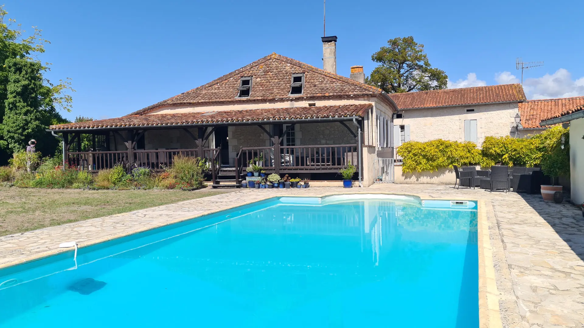 Village House Of 300 M² With 2 Guest Houses And Swimming Pool In [location]