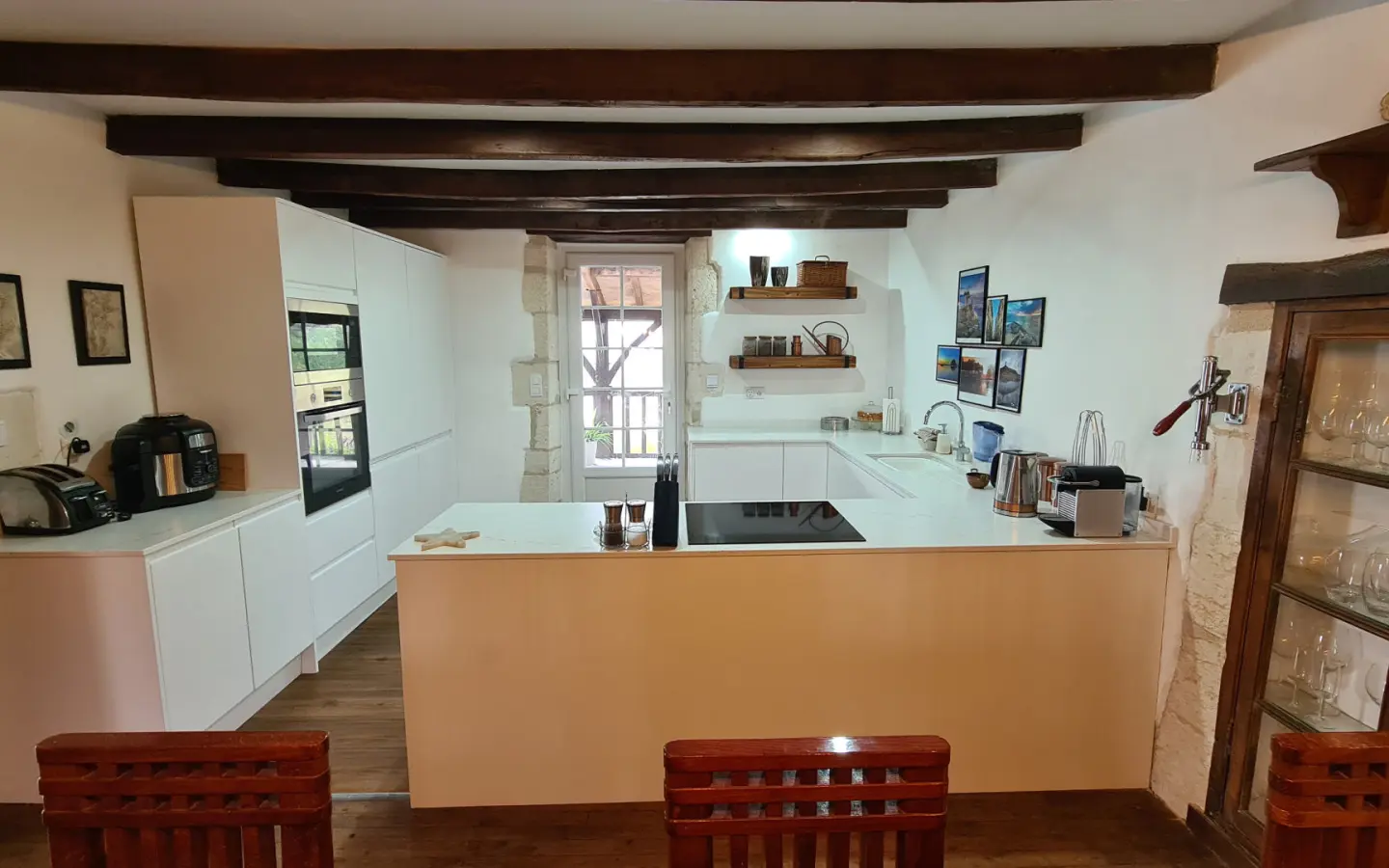 7-bedroom House In Saint-romain, France (198 M²)