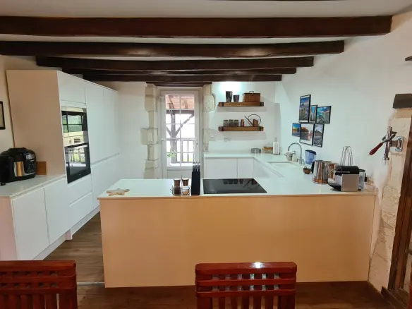 7-bedroom House In Saint-romain, France (198 M²)