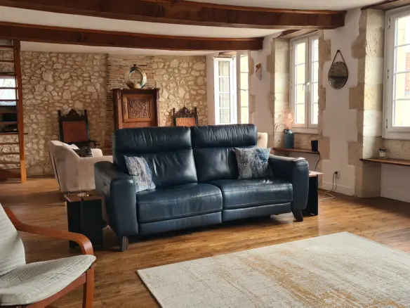 7-bedroom House In Saint-romain, France (198 M²)