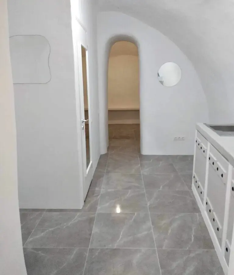 Complex In Santorini, Greece (217 M²)