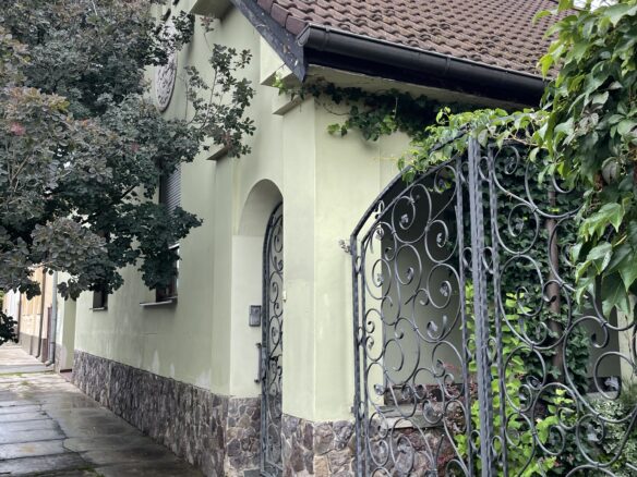House Of 4 Bedroom With In