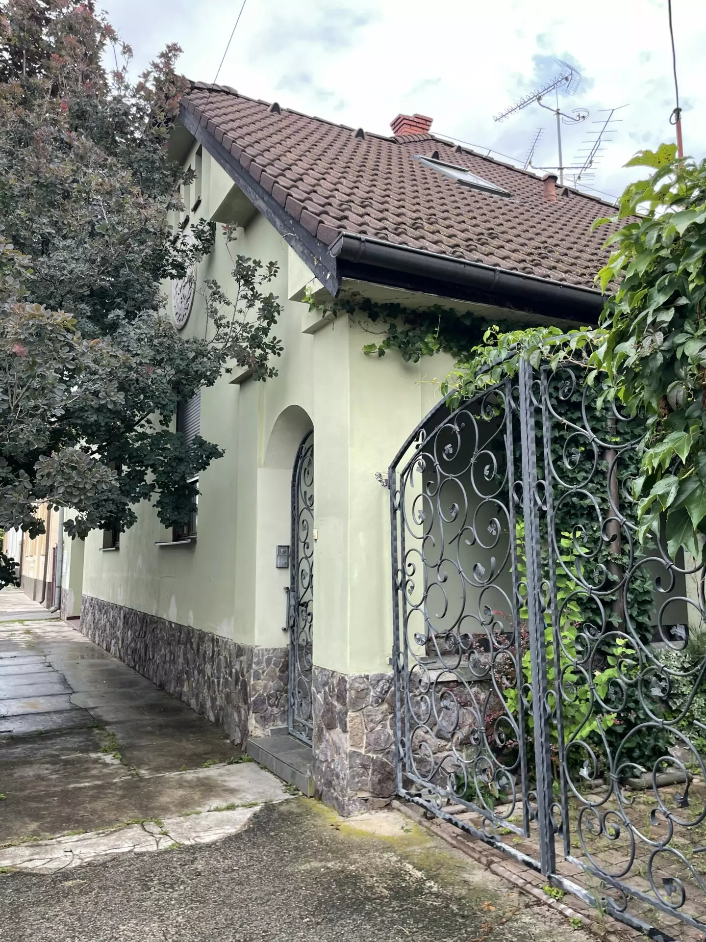 House Of 4 Bedroom With In