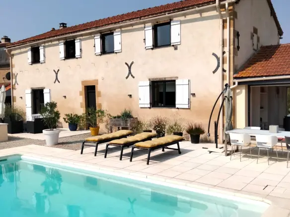 4-bedroom Country House In Pressac, France (163 M²)