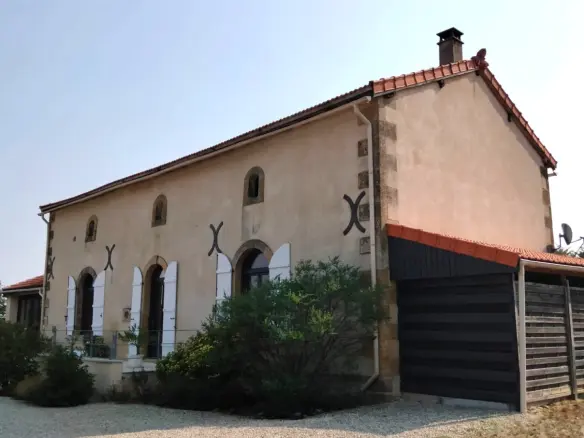 4-bedroom Country House In Pressac, France (163 M²)