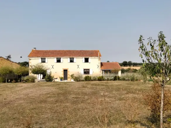 4-bedroom Country House In Pressac, France (163 M²)