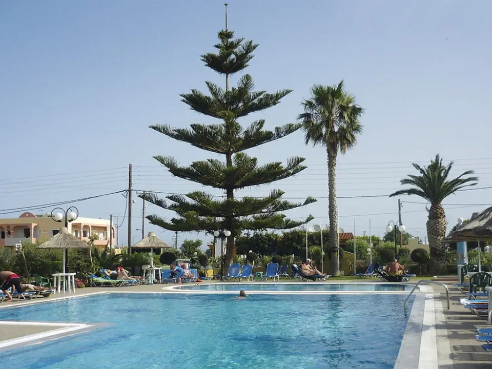 Hotel Of 2500 M² In Crete