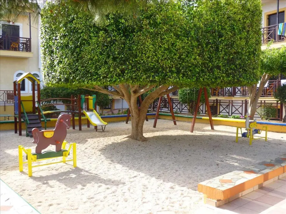 Hotel Of 2500 M² In Crete