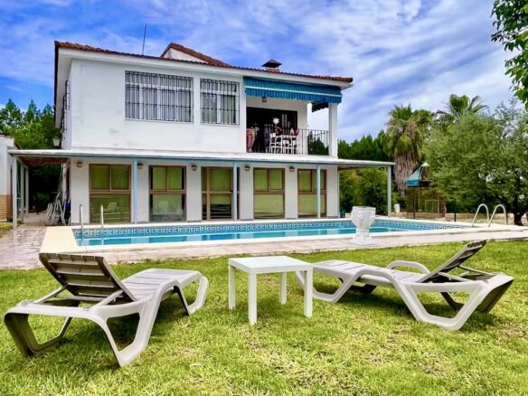 Villa Of 400 M² With Private Pool And 2,000 M² Plot Near Seville