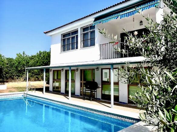 Villa Of 400 M² With Private Pool And 2,000 M² Plot Near Seville