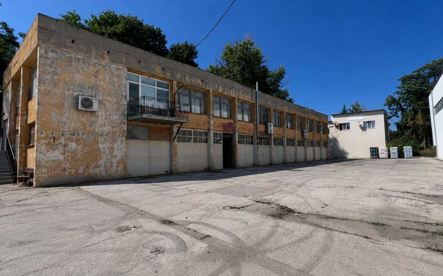 Independent Commercial Property Of 1089 M²